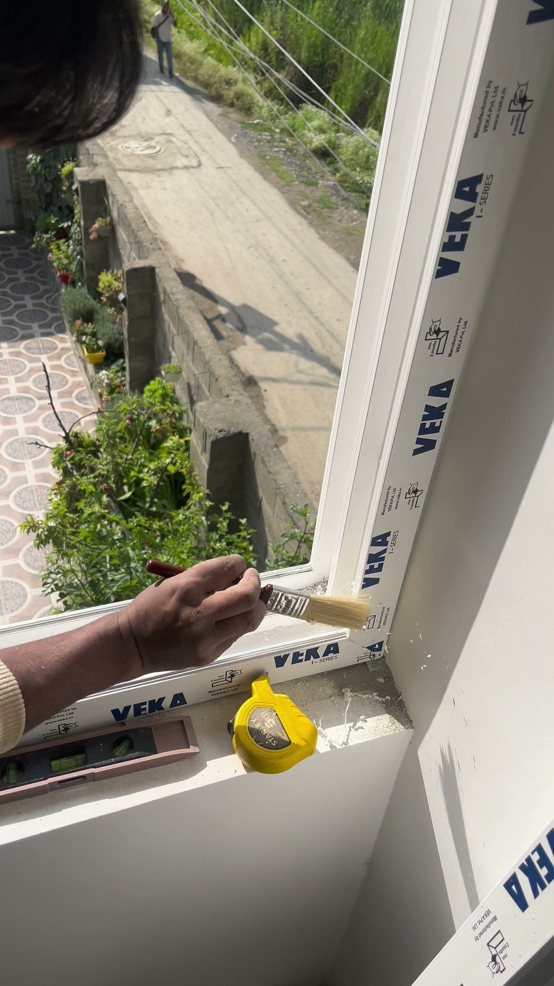 Measuring a window opening with a tape on site