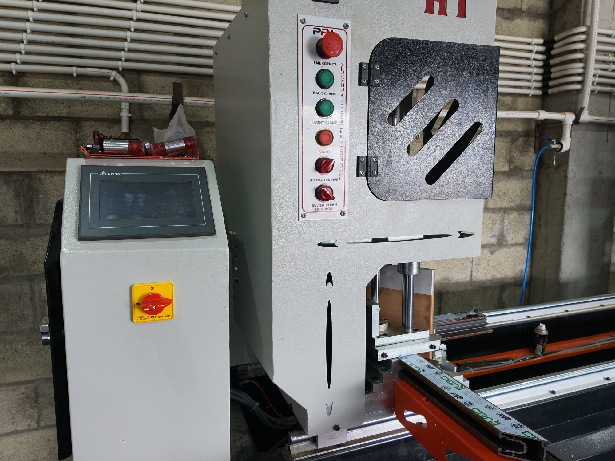 Corner welding machine used to fuse uPVC window frames