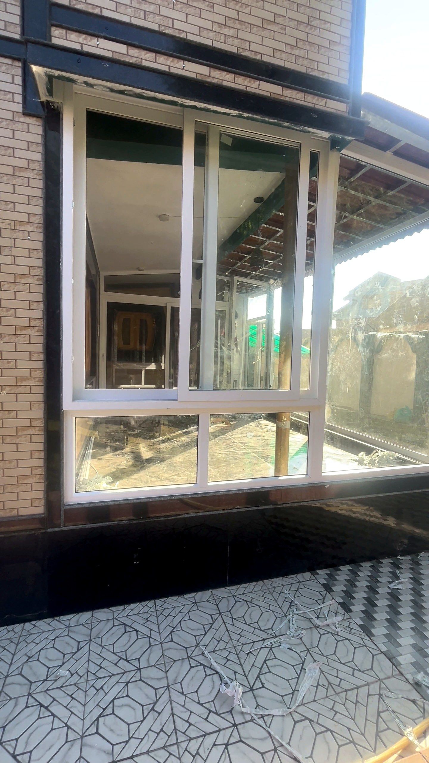 Glazed corner with fixed and opening uPVC panels